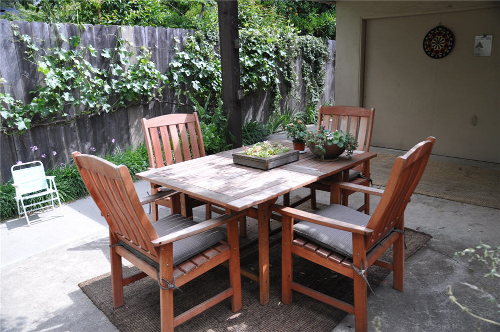 Alder Garden Backyard Dining Area